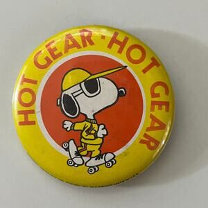 Hot Gear Cool Snoopy on Roller Skates Vintage Pinback Button STB7-PB2